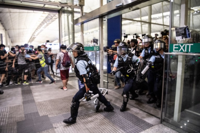Kina prosvjednike usporedila s "teroristima". Aerodrom u Hong Kongu otvoren